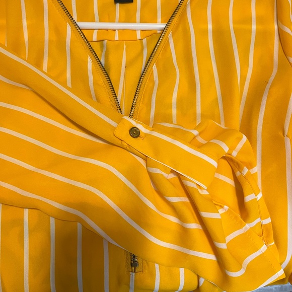 Beautiful top - Picture 2 of 3